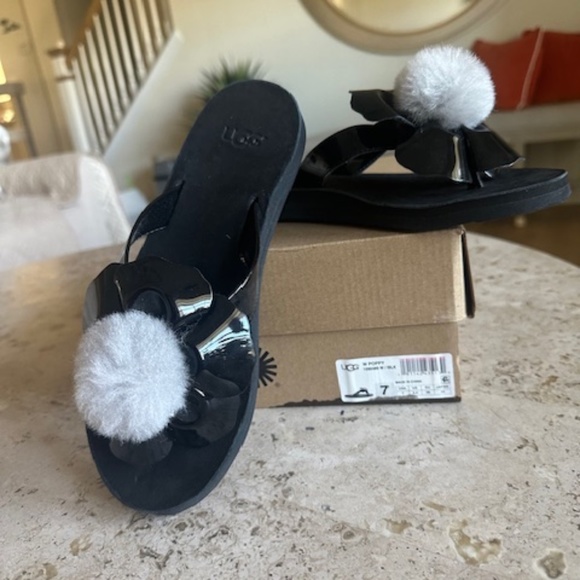 UGG BLACK size 7 Poppy NWOT  never worn - Picture 1 of 7